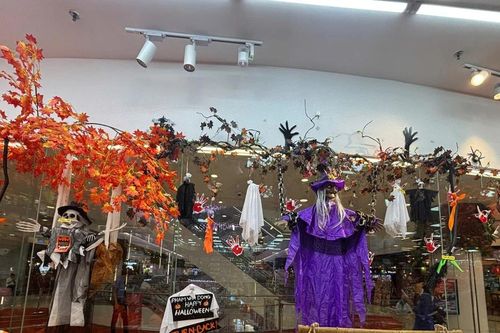 Phố 'đồ ma quái' ở TPHCM vắng khách dịp Halloween