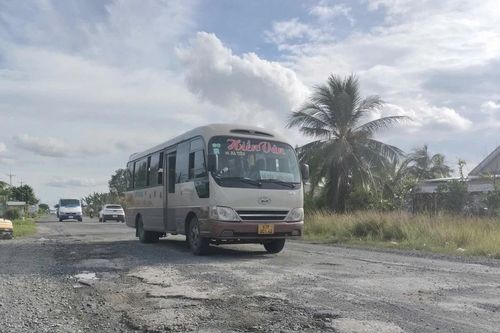 Quốc lộ 1 qua Cà Mau hư hỏng, nhiều ổ gà