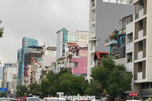Bầu trời TPHCM tối sầm, sắp mưa lớn
