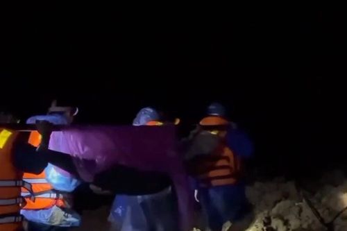 Xuyên đêm vượt 20km đường núi lở, khiêng cáng đưa 3 nạn nhân nguy kịch đi cấp cứu
