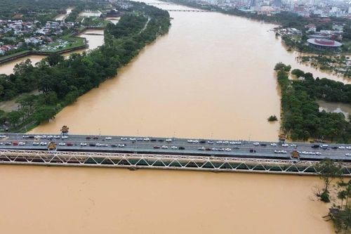 Rút đoàn tàu hỏa chở đá khỏi vị trí 'trấn giữ' cầu Bạch Hổ