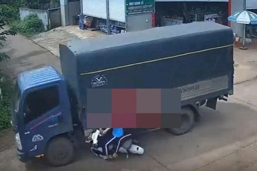 Xe đạp điện va chạm ô tô, một học sinh lớp 8 tử vong