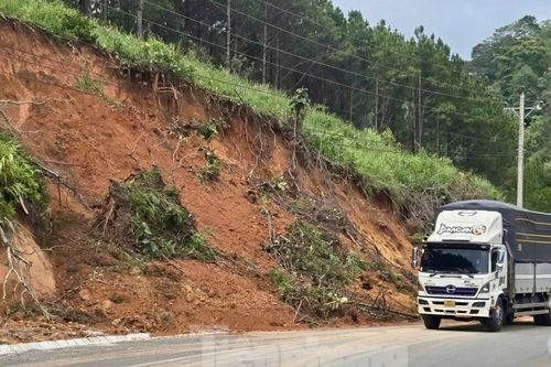 Nhiều điểm trên quốc lộ 28B có nguy cơ cao bị sạt lở