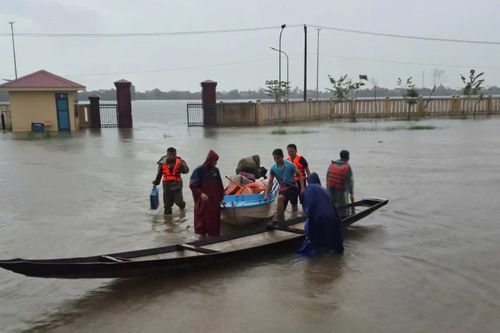6 người đi cứu trợ bị lật ghe giữa mưa lũ tại Huế