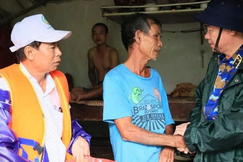 Vùng 3 Hải quân hỗ trợ người dân Đà Nẵng 2,5 tấn lương khô, gạo và nhiều nhu yếu phẩm