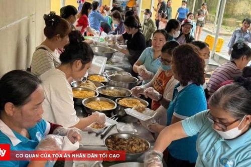 Khi Huế cùng nhau vượt lũ bằng những suất cơm nghĩa tình
