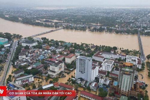 Tìm thấy thi thể hai cha con bị lật ghe trong lũ ở phường Thuận An