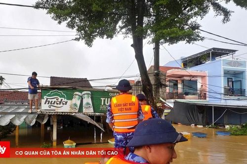 Bộ Tư lệnh Vùng Cảnh sát biển 2 khẩn trương hỗ trợ người dân vùng lũ Đà Nẵng và Huế