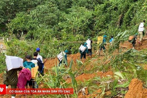 Băng rừng, vượt núi cõng lương thực tiếp tế đồng bào bị cô lập
