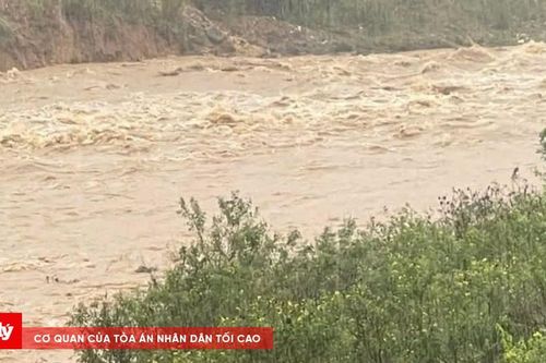 Đi đánh cá lúc mưa bão, một người bị lũ cuốn