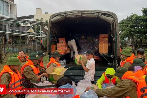 Trong lũ dữ, Đà Nẵng sáng lên tình người