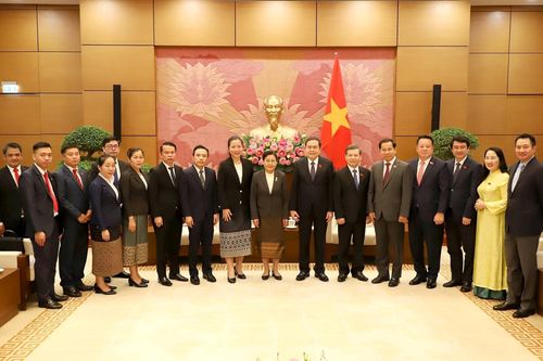 Chủ tịch Quốc hội tiếp Chánh án Lào Viêng Thoong Sỉ-phăn-đon
