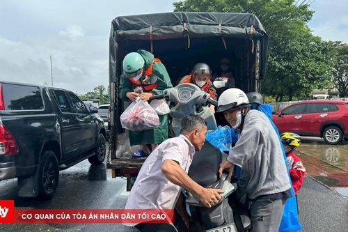 Xe tải đưa người dân qua các điểm ngập nguy hiểm