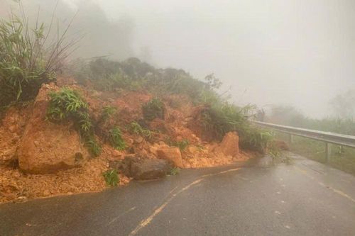 Đèo Đại Ninh sạt lở nghiêm trọng, giao thông nối Phan Thiết - Đà Lạt tê liệt