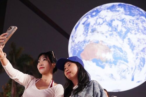 Mô hình Trái Đất lơ lửng bên Hồ Tây, người dân chen chân đến check-in