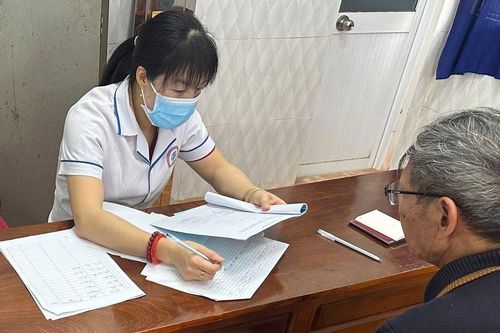 Khám, cấp thuốc miễn phí cho đồng bào dân tộc thiểu số