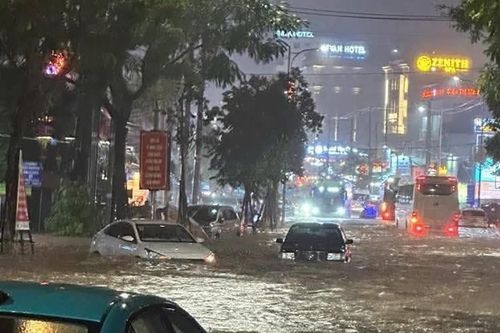 Phú Quốc ngập sâu sau trận mưa lớn nhất từ năm 2000, loạt ô tô bất động trong biển nước