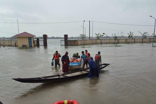 Chuyển hàng đến cứu trợ vùng lũ, ghe chở 6 người bị lật