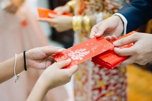 Lì xì phù rể 500 nghìn, cô dâu sững sờ khi mở phong bao của nhà trai