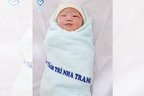 Hai bé trai sơ sinh kháu khỉnh bị bỏ rơi