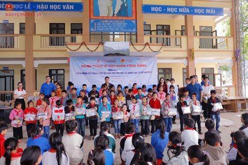 Vượt hàng nghìn km trao yêu thương tới các em nhỏ vùng cao biên giới