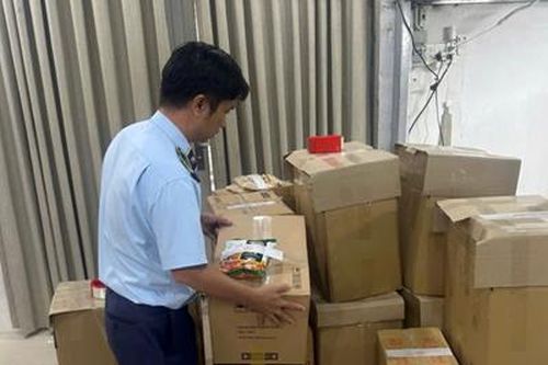 Đột kích kho hàng, phát hiện hàng nghìn sản phẩm không rõ nguồn gốc, xuất xứ