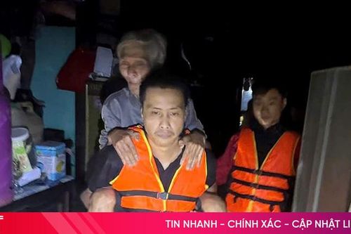 Người Hà Tĩnh hết lòng cứu trợ đồng bào Huế trong mưa lũ