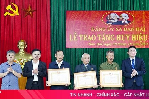 Các địa phương trao tặng huy hiệu Đảng