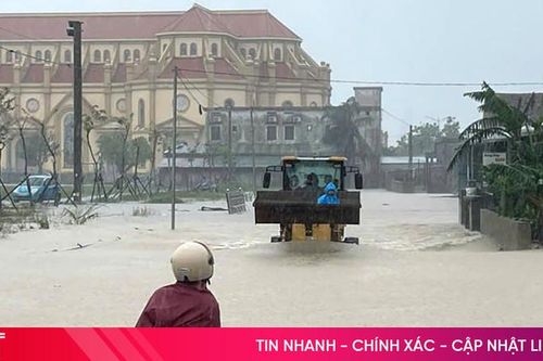 Cập nhật diễn biến mưa lũ ở Hà Tĩnh: Linh hoạt xả tràn hồ chứa, chủ động di dời dân