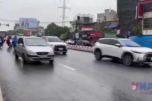 Người dân Hà Nội di chuyển khó khăn trong sương mù và mưa, rét
