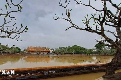 Lũ trên các sông ở Huế đang xuống dần nhưng nhiều nơi vẫn bị ngập