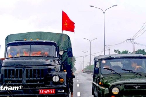 Những 'trái tim nóng' của lính mở đường Lữ đoàn Công binh 270 vượt lũ đến với Nhân dân
