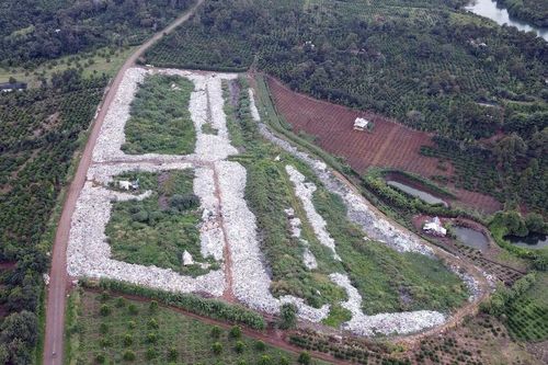 Rác thải tràn ra Quốc lộ 14C, gây ô nhiễm và nguy cơ tai nạn giao thông