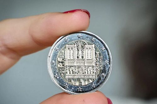 Pháp in hình Nhà thờ Đức Bà Paris lên đồng xu 2 euro mới