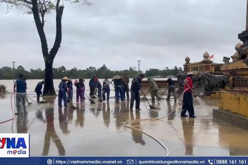 Huế khẩn trương dọn vệ sinh sau khi nước rút