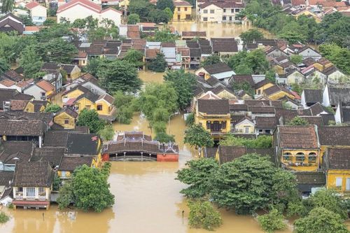 Phố cổ Hội An bị ngập sâu trong mưa lũ lịch sử