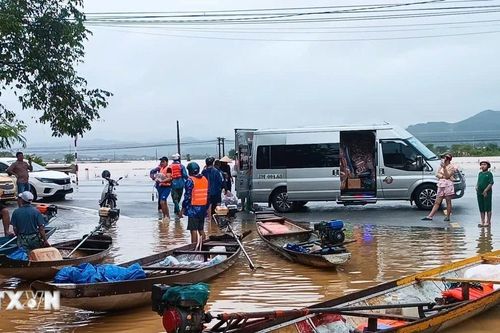 Kịp thời cứu 6 người trong đoàn cứu trợ bị lật ghe tại Huế