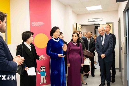 Phu nhân Tổng Bí thư thăm cơ sở y tế hiện đại hàng đầu nước Anh