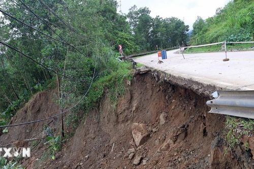Đà Nẵng: Nhiều điểm sạt lở núi nghiêm trọng, đường Hồ Chí Minh chưa thông tuyến