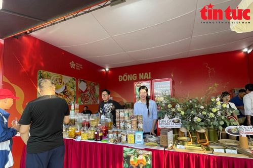 Hội chợ Mùa Thu 2025 quy tụ đủ món ngon 3 miền