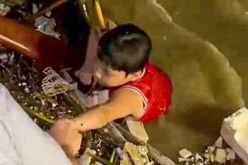 Cứu bé trai trôi dạt giữa sông, câu chuyện phía sau khiến ai cũng nghẹn lòng
