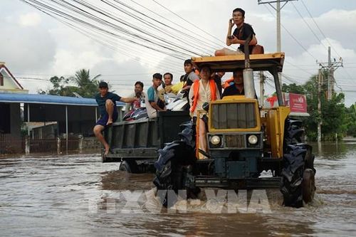 Hình ảnh di dời dân giữa dòng lũ dâng ở Lâm Đồng