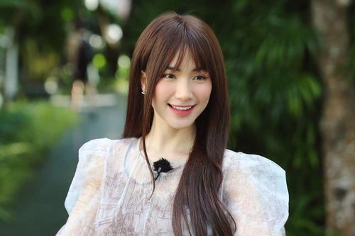 Chiếc điện thoại giá 64 triệu đồng của Hòa Minzy