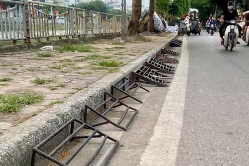 Hàng quán 'đua nhau' làm bậc lên xuống chiếm dụng vỉa hè
