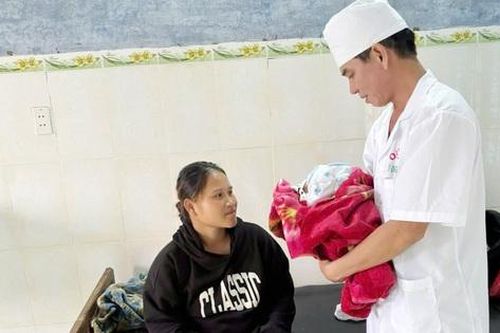 Quảng Trị: Quân y Biên phòng hỗ trợ sản phụ sinh con trong mưa lũ