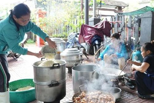 Hội LHPN TP Huế nấu hơn 11.000 suất cơm hỗ trợ người dân vùng ngập lụt