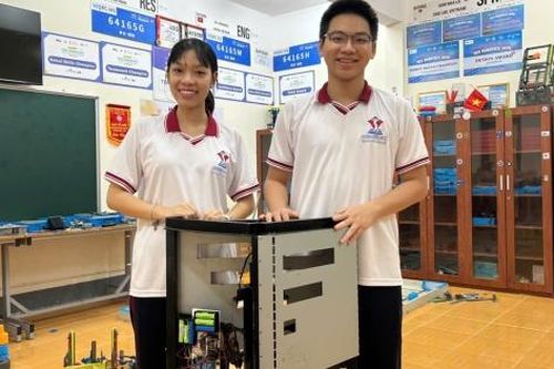 Đắk Lắk: Học sinh nhận huy chương vàng với máy tách vỏ sầu riêng