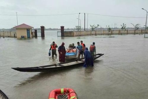 Thành phố Huế: Thuyền cứu trợ bị lật trong nước lũ