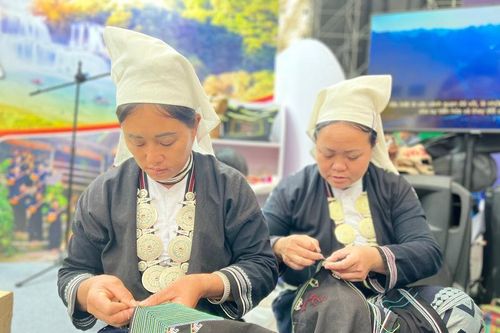 Xem phụ nữ Dao Tiền may váy áo ở Hội chợ Mùa Thu