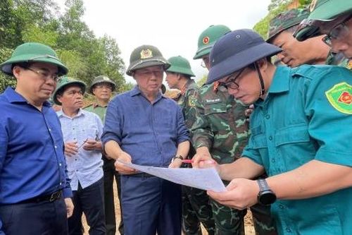 Phó Thủ tướng Trần Hồng Hà kiểm tra khắc phục hậu quả mưa lũ ở Quảng Ngãi